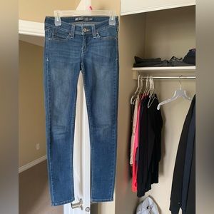 Levi’s skinny jeans size 25. Great condition!